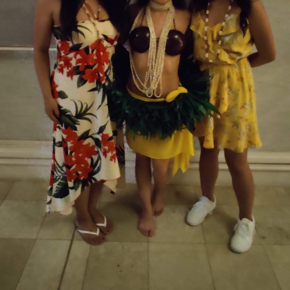 Red floral Hawaiian Luau dress - Picture 4 of 4